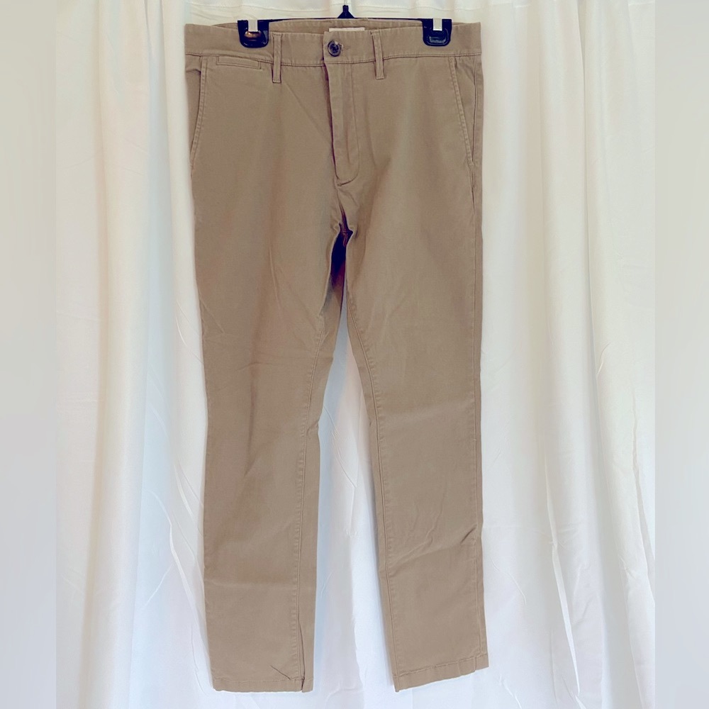 Khaki Slim-Fit Flat Front Chinos Men’s Dress Pants, Size 32x32